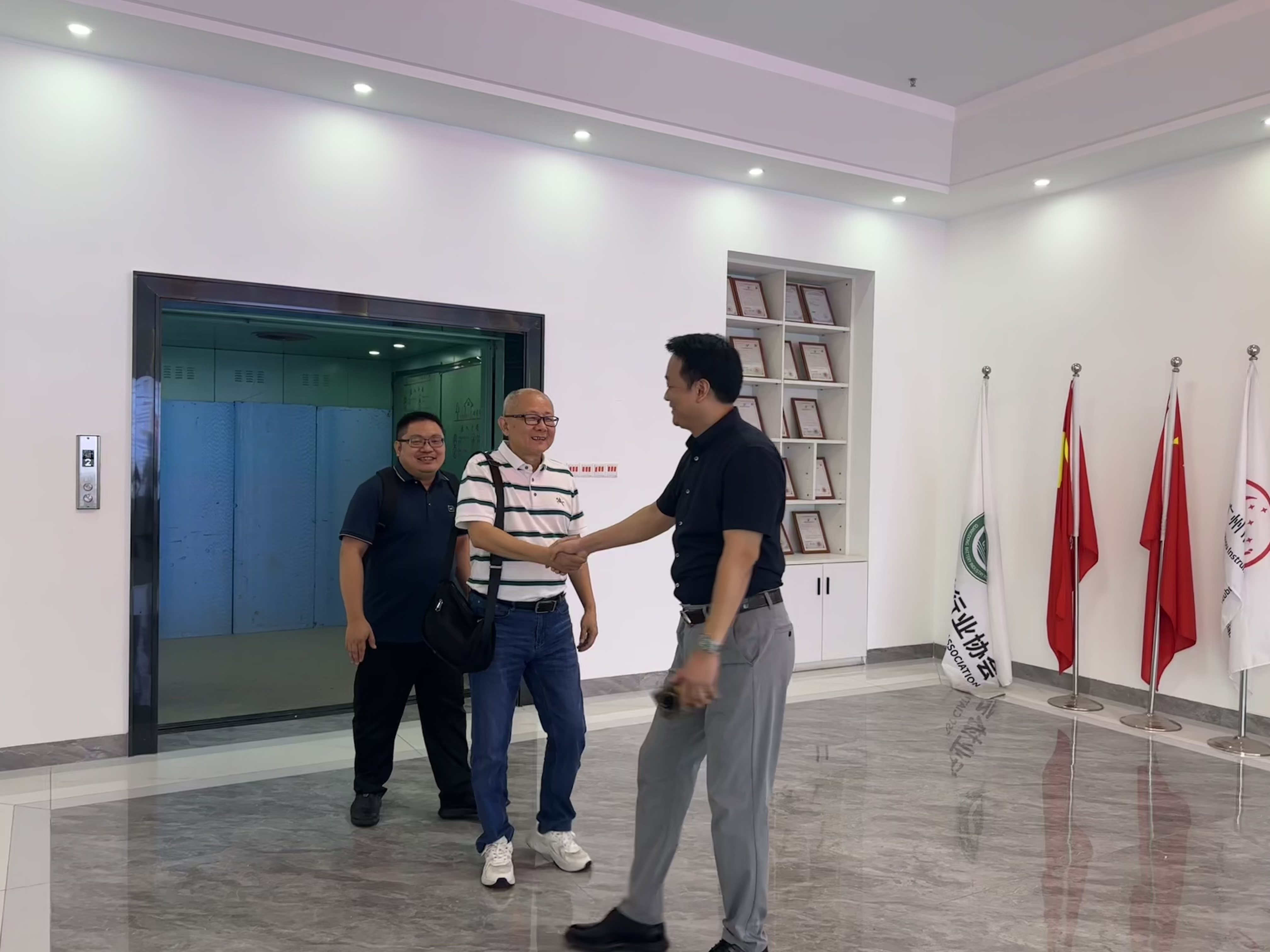 热烈欢迎广东塑料行业协会协创委专家莅临广东启亚指导工作