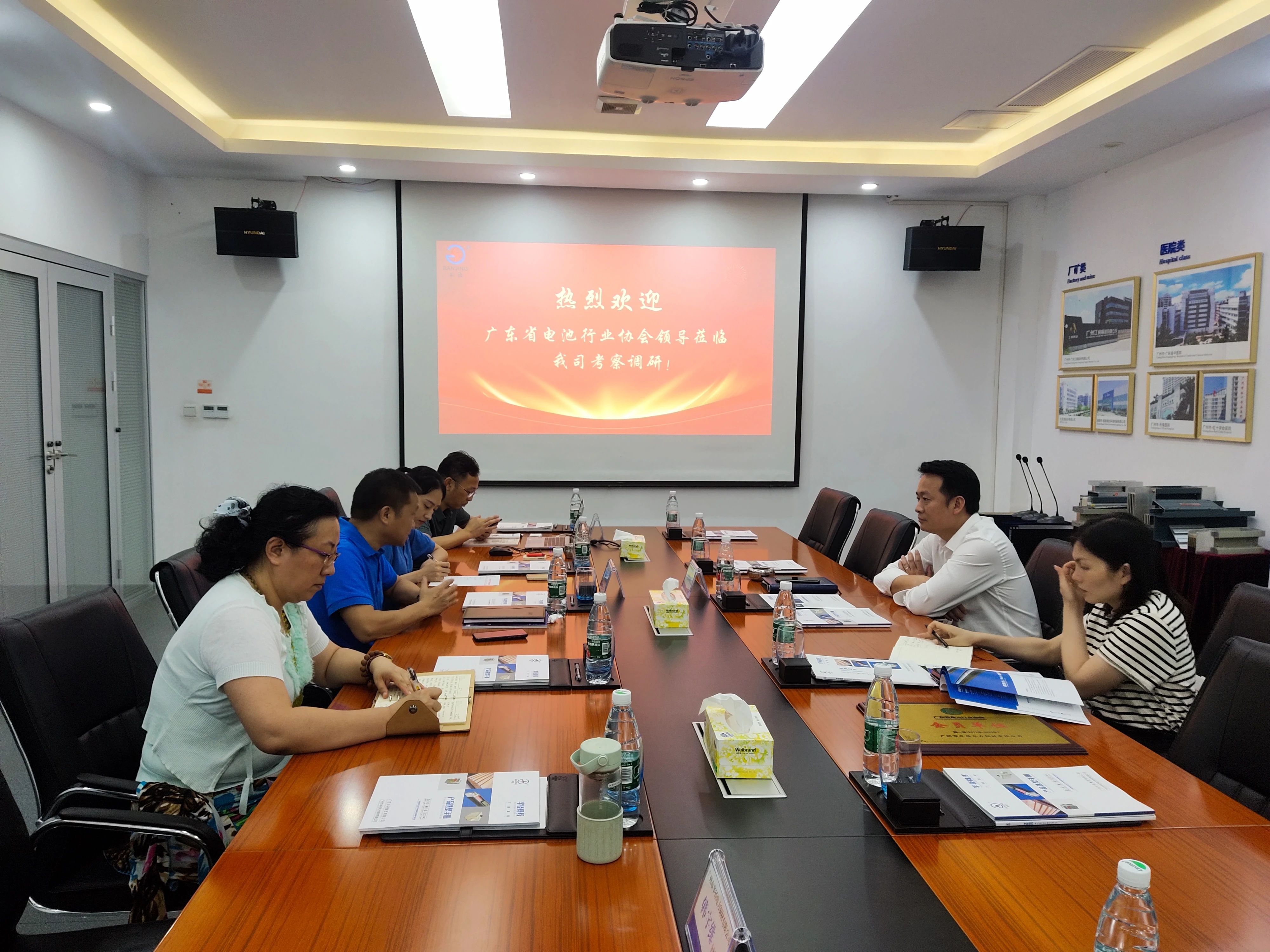 广东省电池行业协会秘书长思俊峰为半径电力司颁发会员牌